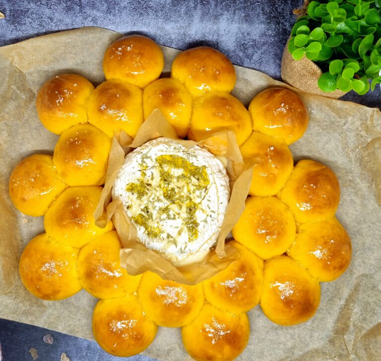 Camembert rôti et sa couronne de pains à la patate douce 190 Camembert rôti et sa couronne de pains à la patate douce
