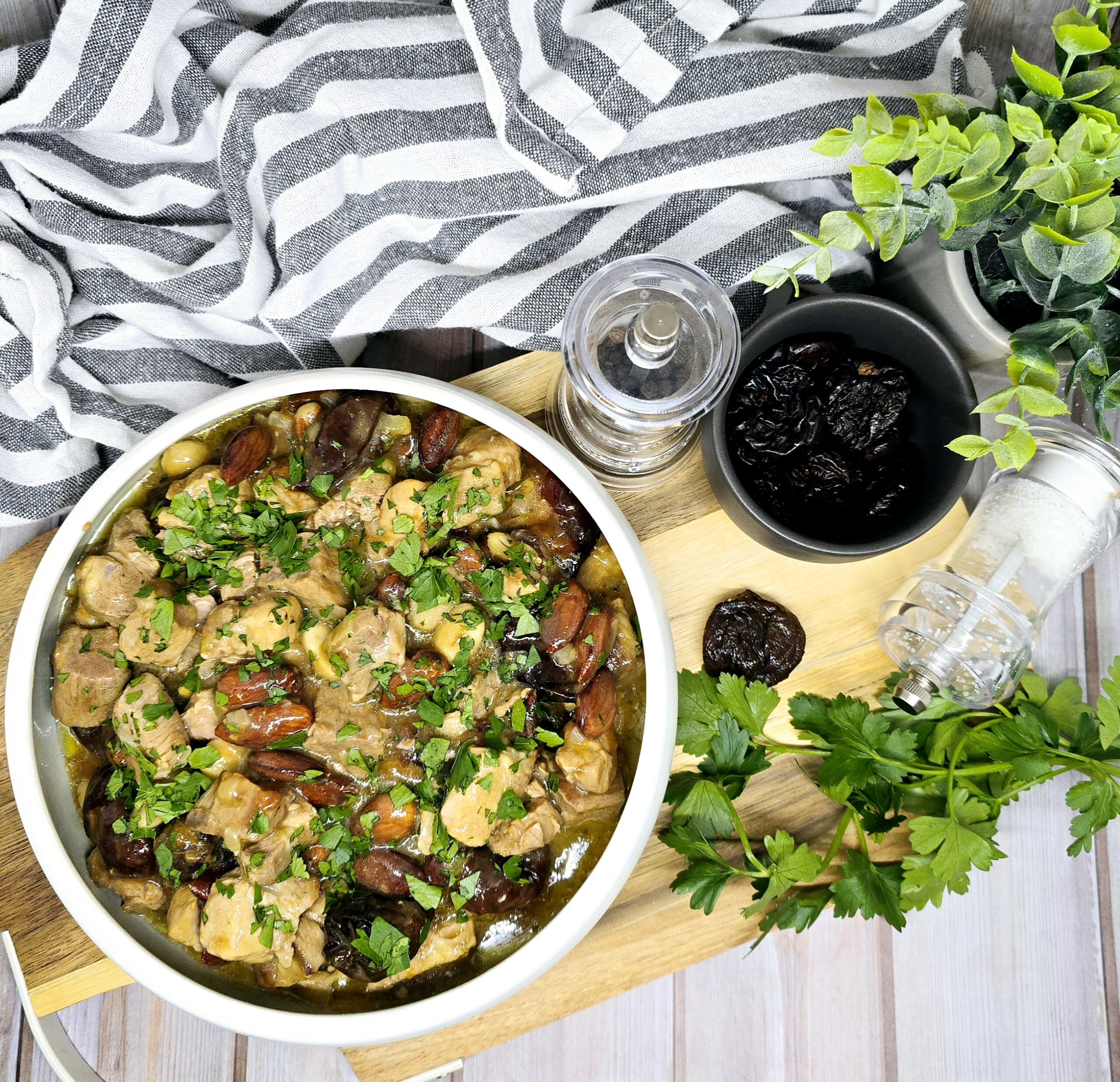 Sauté de porc aux pruneaux et amandes