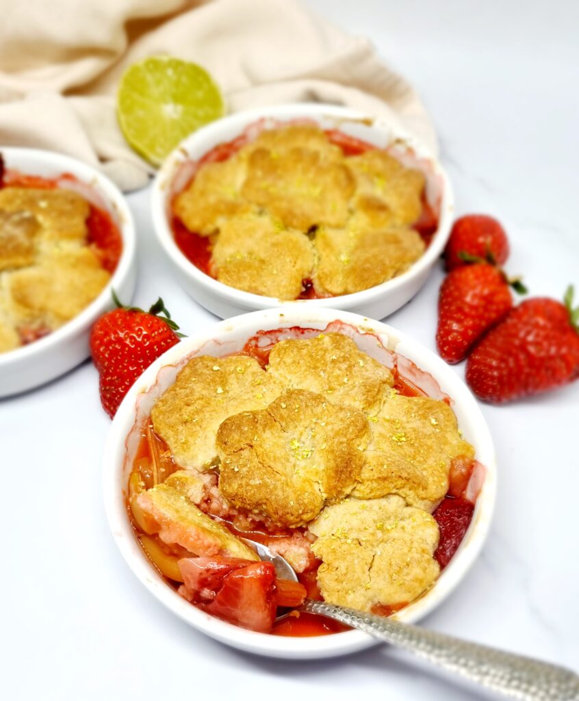 Cobbler fraises et rhubarbe