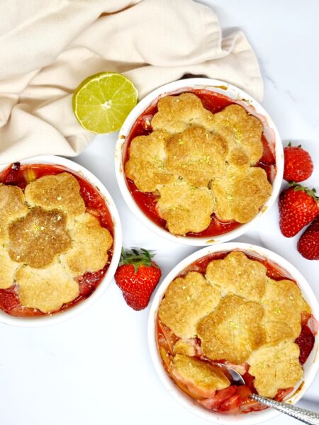 Cobbler fraises et rhubarbe