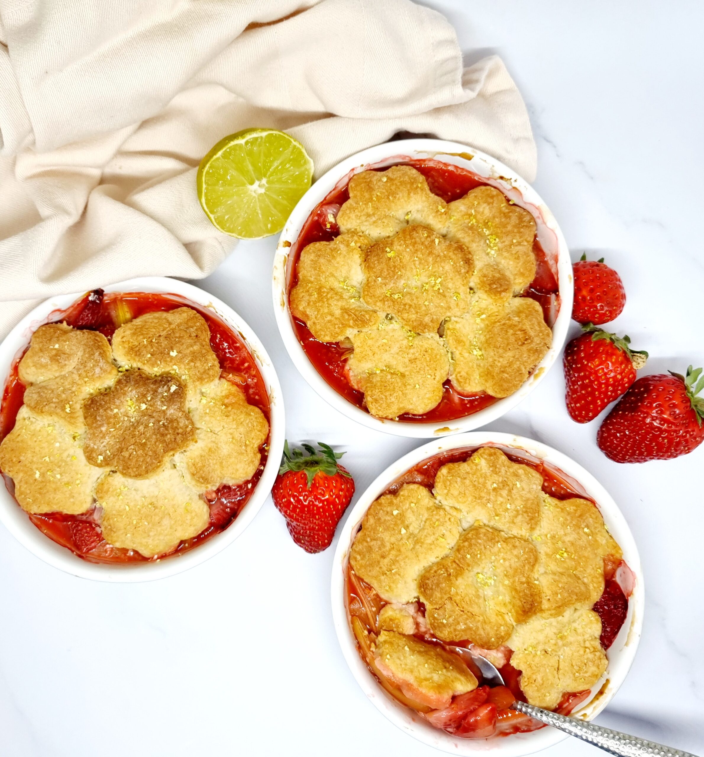 Cobbler fraises et rhubarbe