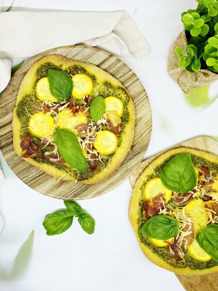 Pizza crème de roquette, pancetta et courgette