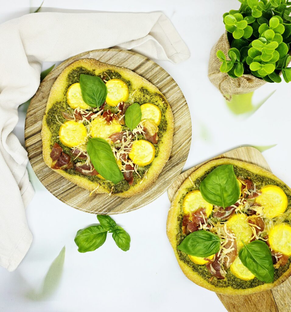 Pizza crème de roquette, pancetta et courgette