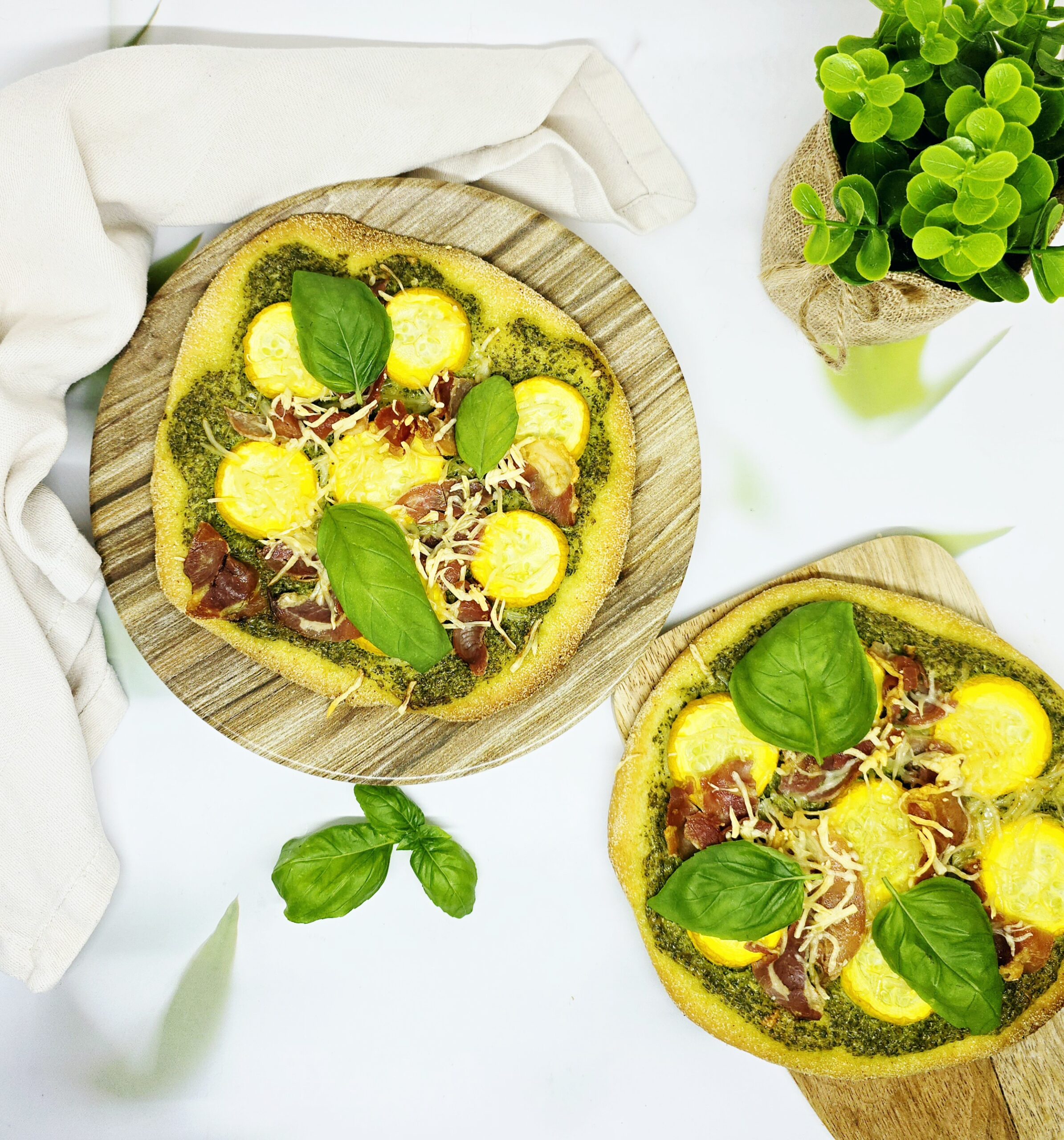 Pizza crème de roquette, pancetta et courgette
