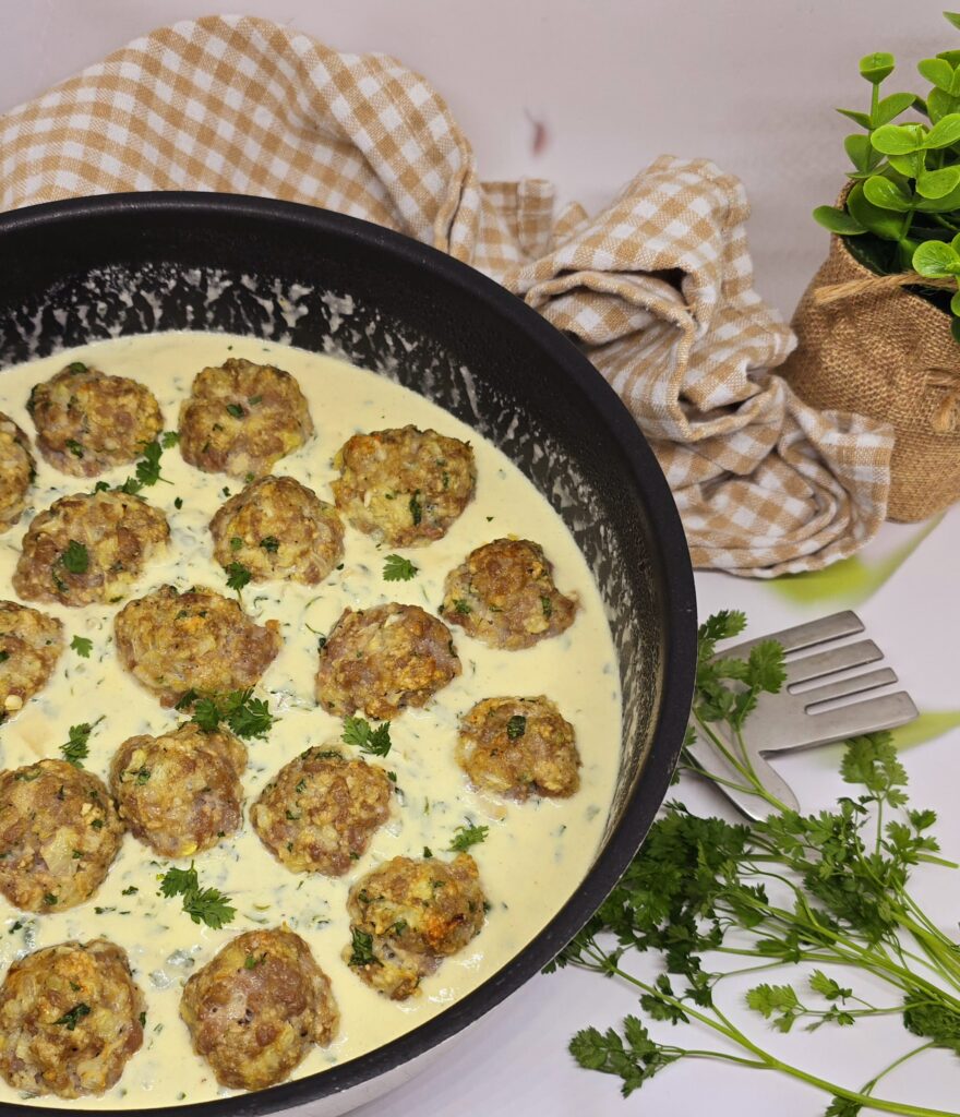 Boulettes de porc, sauce crémeuse aux herbes
