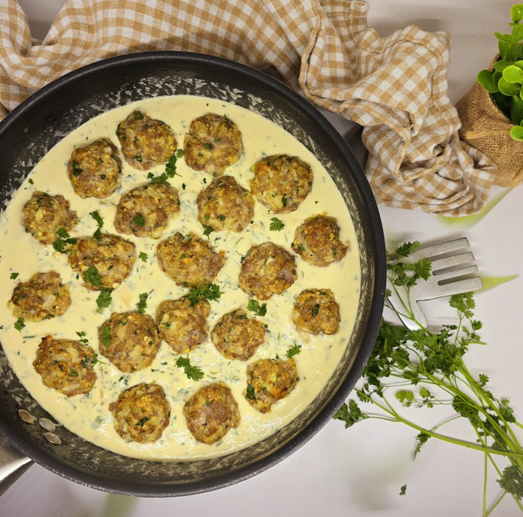 Boulettes de porc, sauce crémeuse aux herbes