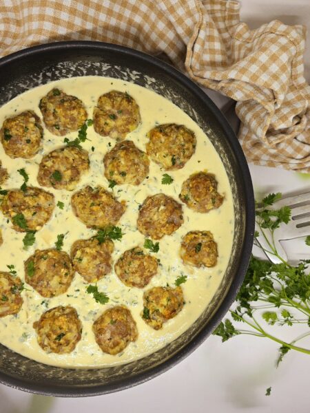 Boulettes de porc, sauce crémeuse aux herbes