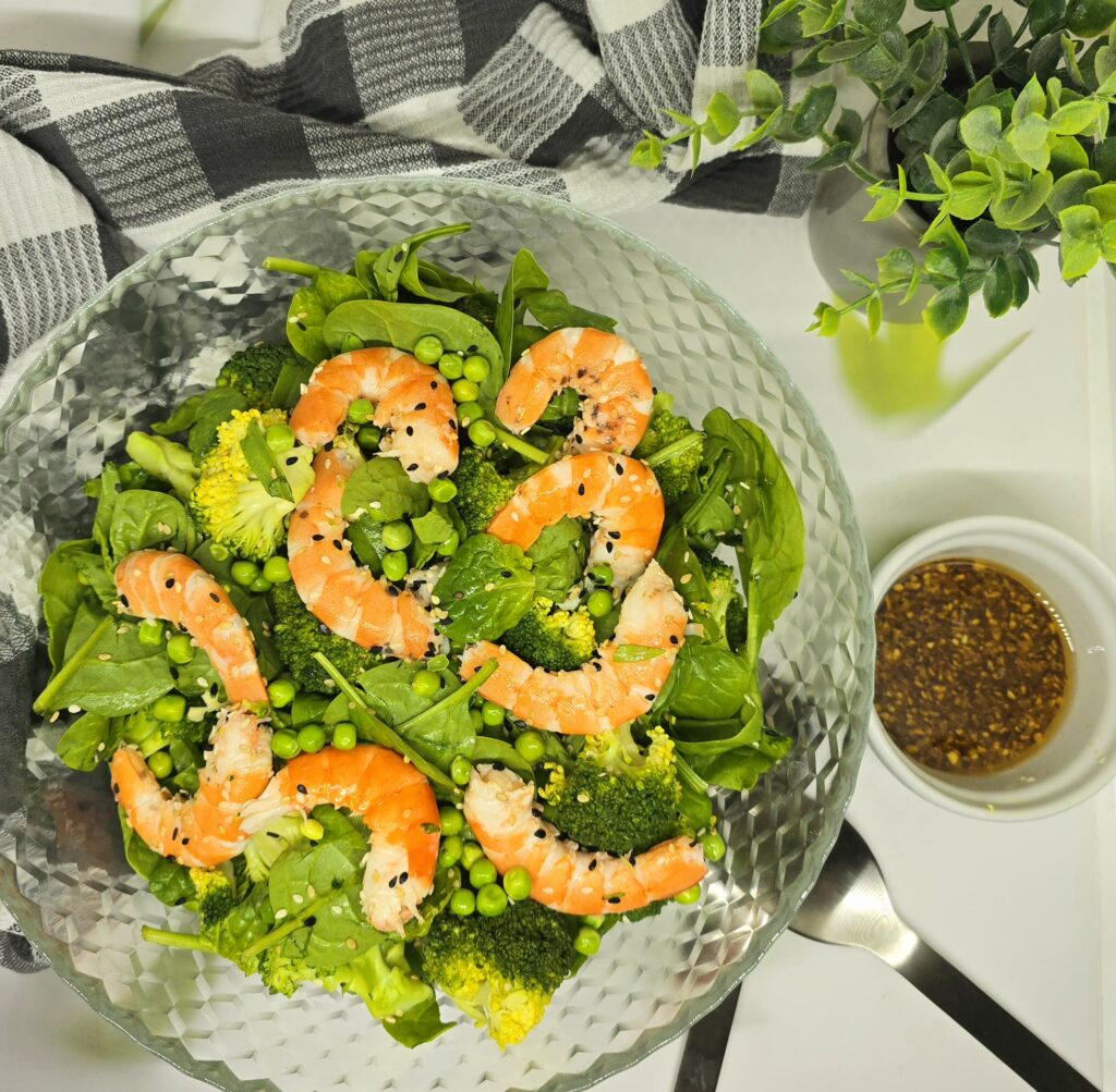 Salade printanière aux crevettes, sauce asiatique