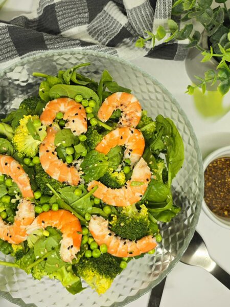 Salade printanière aux crevettes, sauce asiatique
