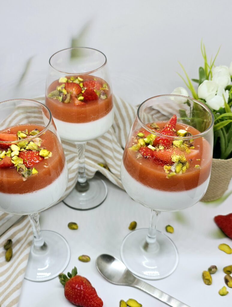 Panacotta coco, fraise et rhubarbe 1 Panacotta coco, fraise et rhubarbe