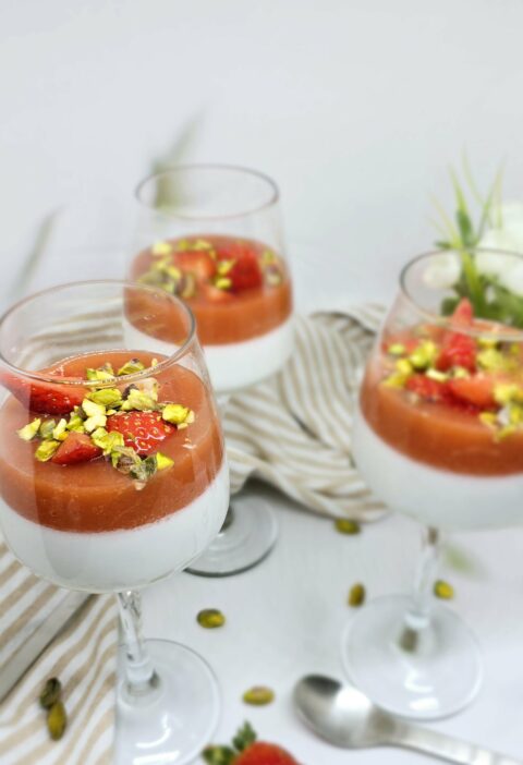 Pannacotta coco, fraise et rhubarbe