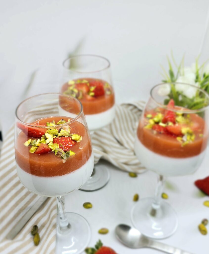 Panacotta coco, fraise et rhubarbe
