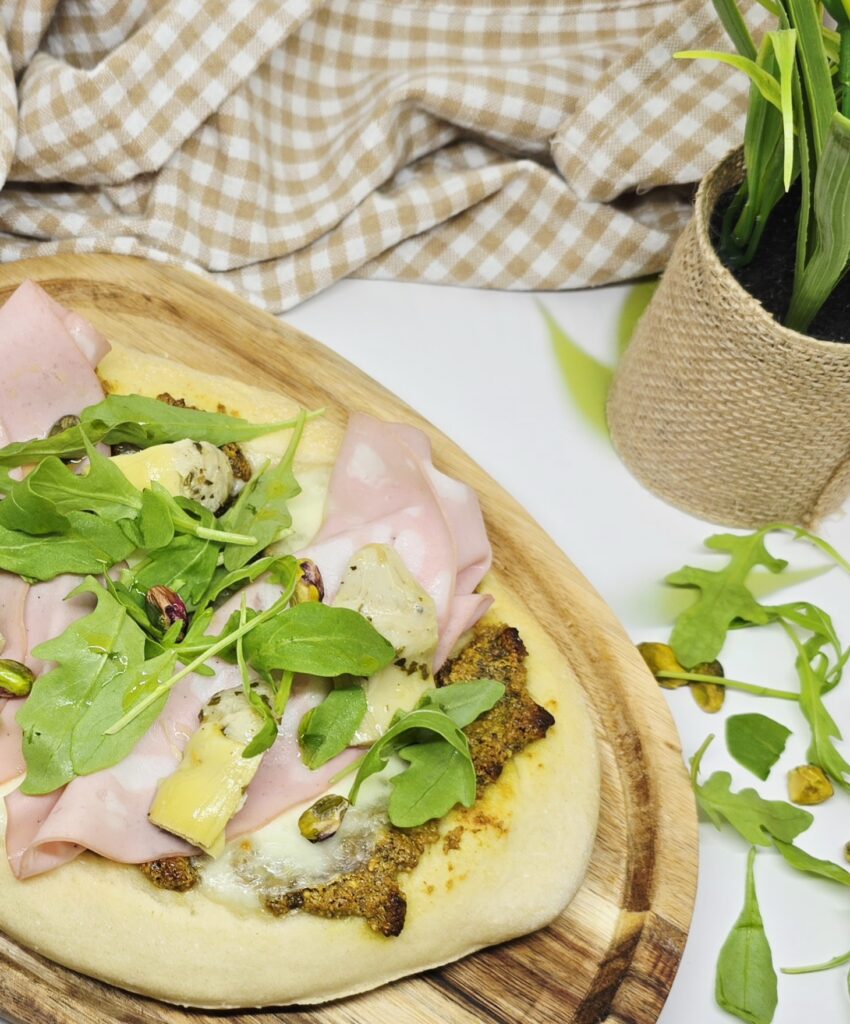 Pinsa au pesto de pistache et mortadelle