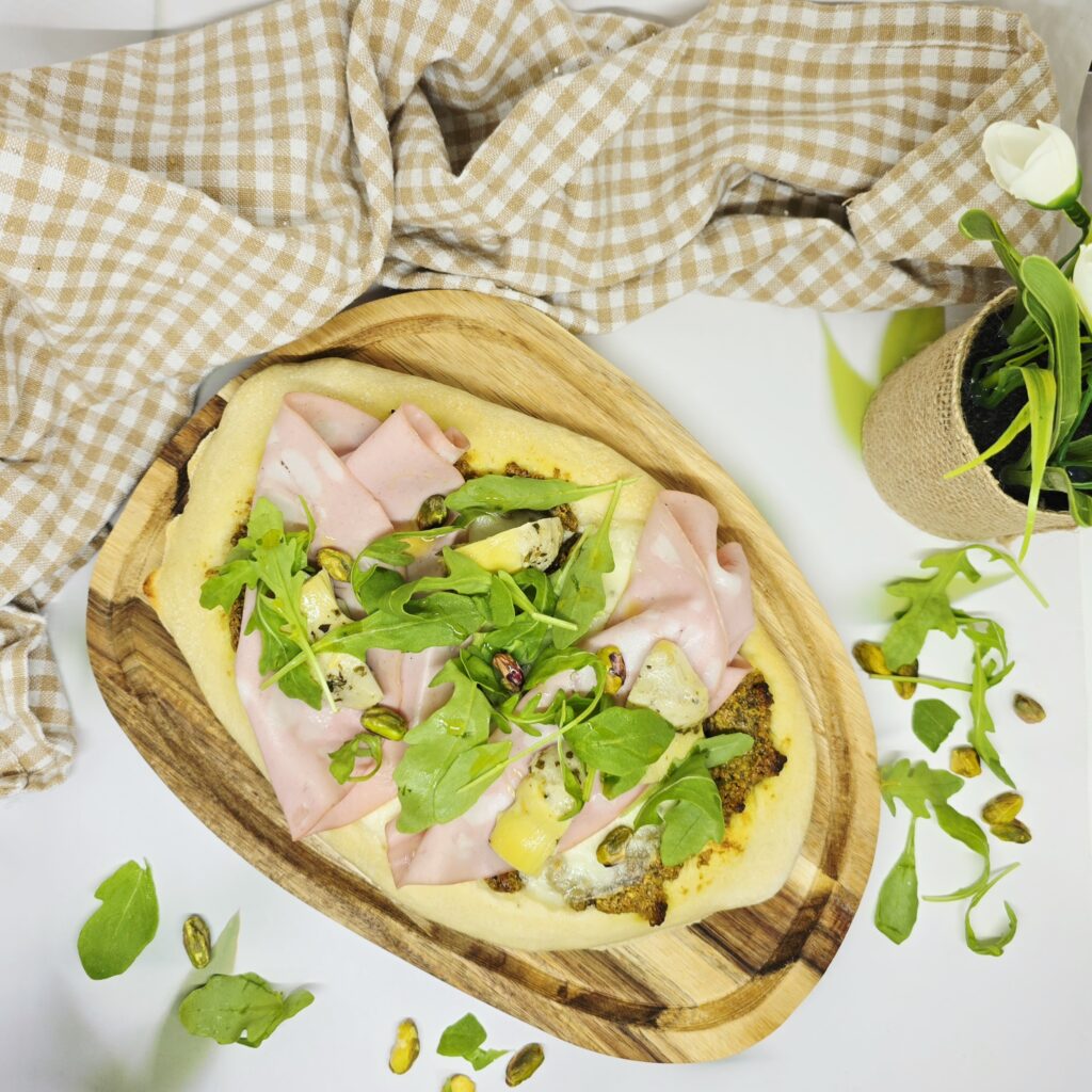 Pinsa au pesto de pistache et mortadelle