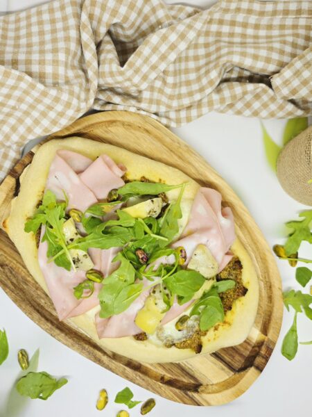 Pinsa au pesto de pistache et mortadelle