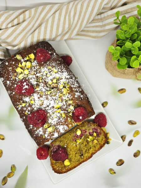 Cake ultra moelleux pistaches framboises