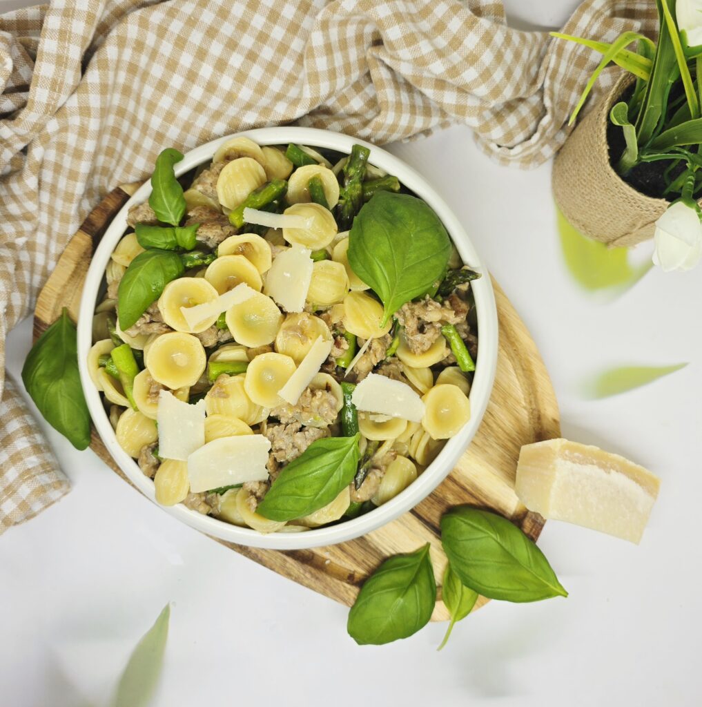 Orecchiettes aux asperges et à la saucisse