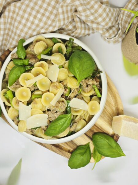 Orecchiettes aux asperges et à la saucisse