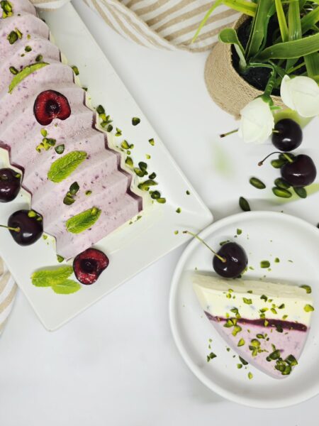 Parfait glacé à la cerise et à la pistache