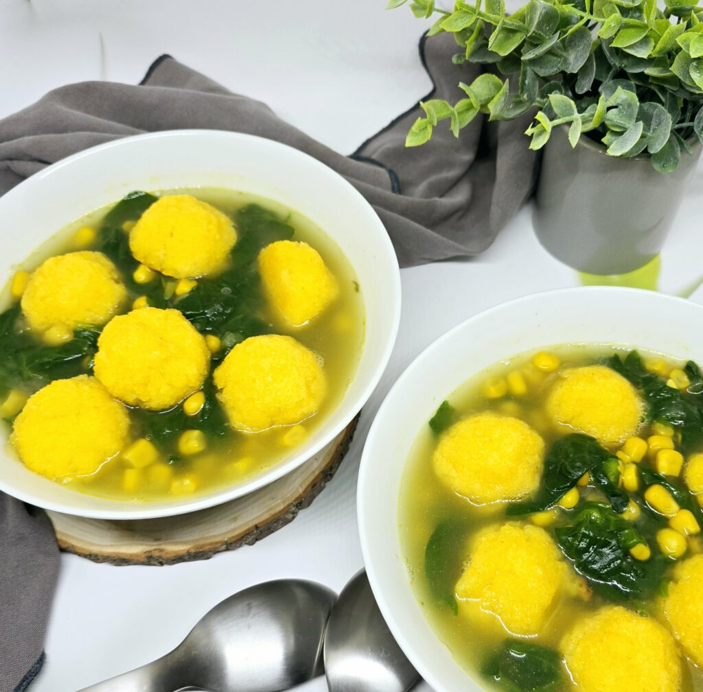 Bouillon d’épinards et maïs aux boulettes de polenta