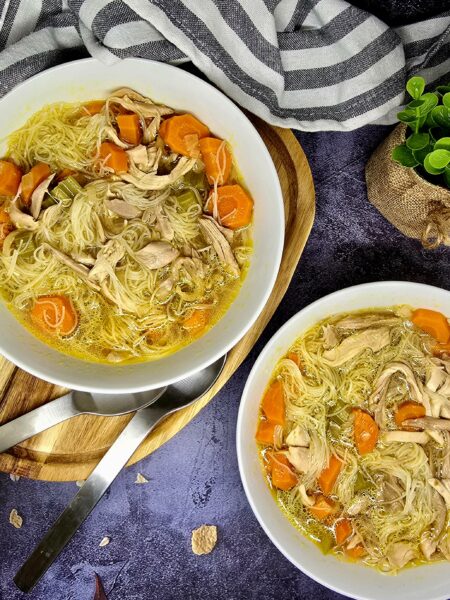 Bouillon de poulet aux nouilles de riz