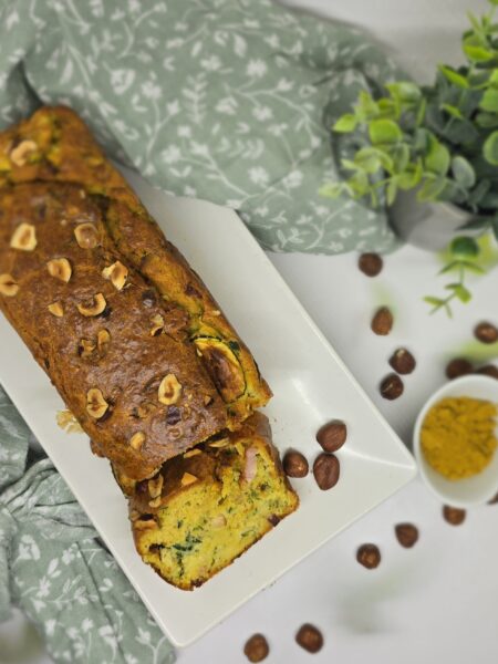 Cake aux courgettes, lardons, noisettes et curry