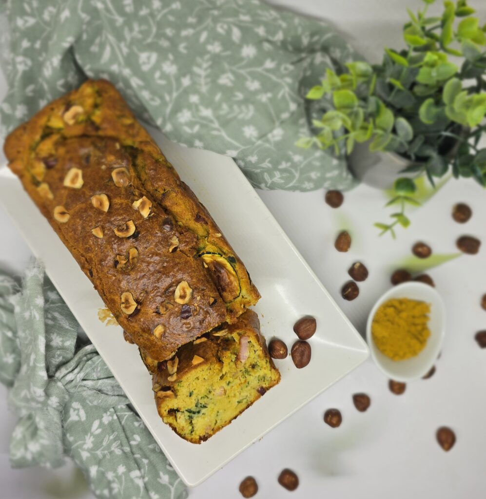Cake aux courgettes, lardons, noisettes et curry