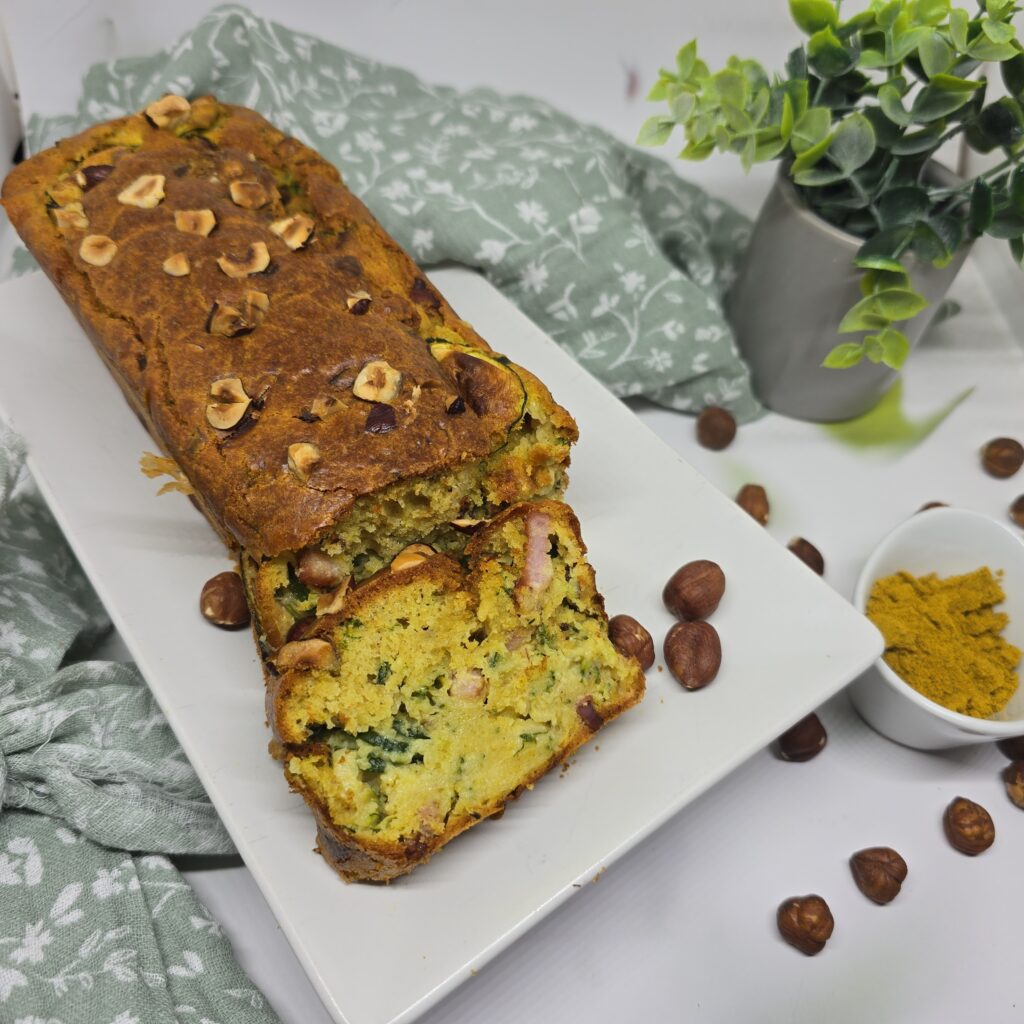Cake aux courgettes, lardons, noisettes et curry