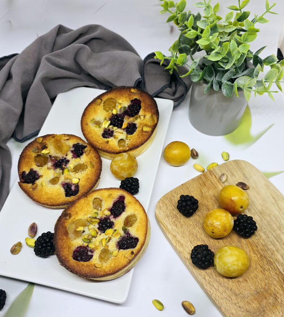 Clafoutis mirabelles, mûres et pistaches