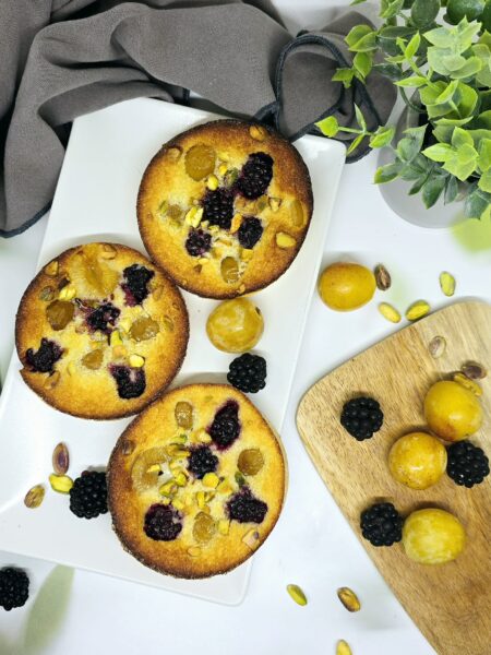 Clafoutis mirabelles, mûres et pistaches