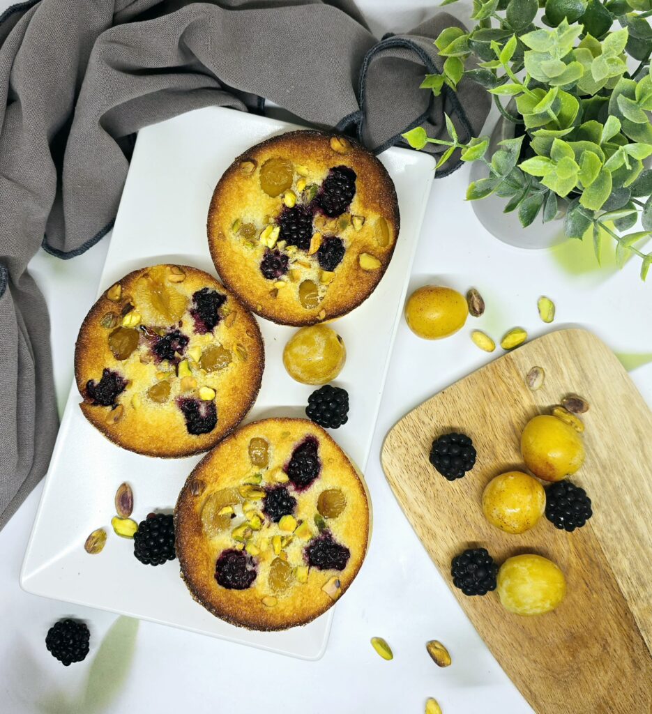 Clafoutis mirabelles, mûres et pistaches