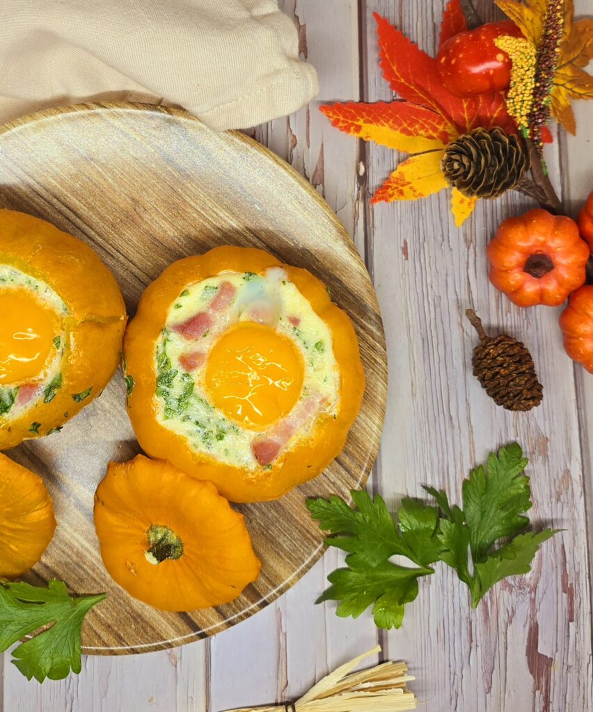 Courges cocotte aux œufs, lardons et herbes
