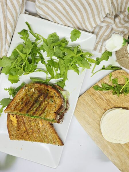 Croque monsieur au rocamadour et pesto de roquette