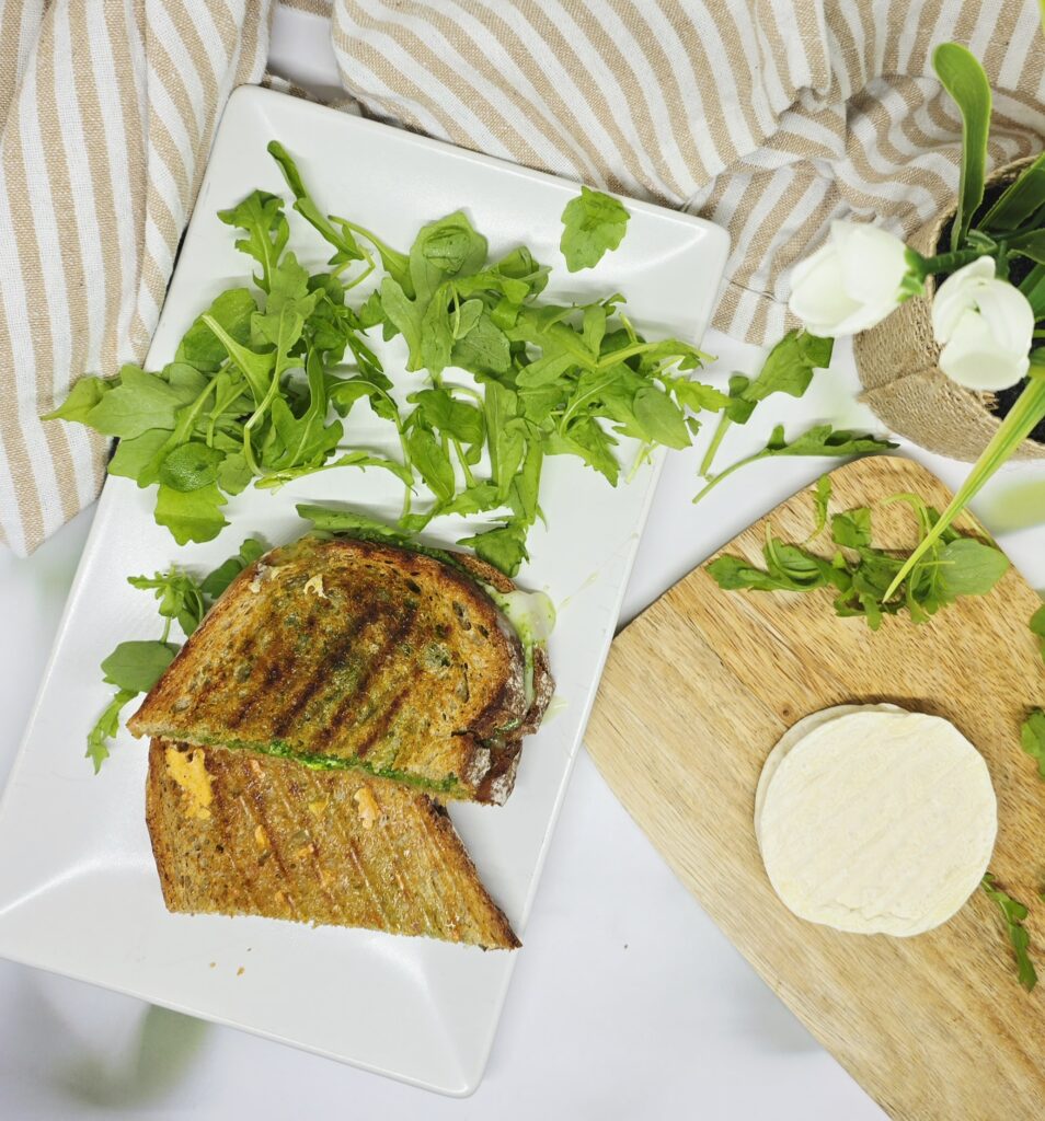 Croque monsieur au rocamadour et pesto de roquette