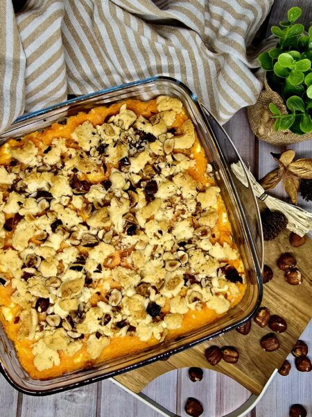 Crumble de patates douces, fêta et noisettes