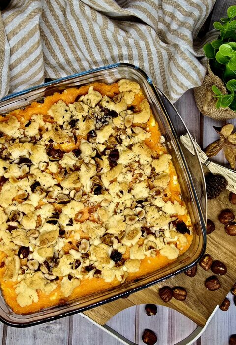 Crumble de patates douces, fêta et noisettes