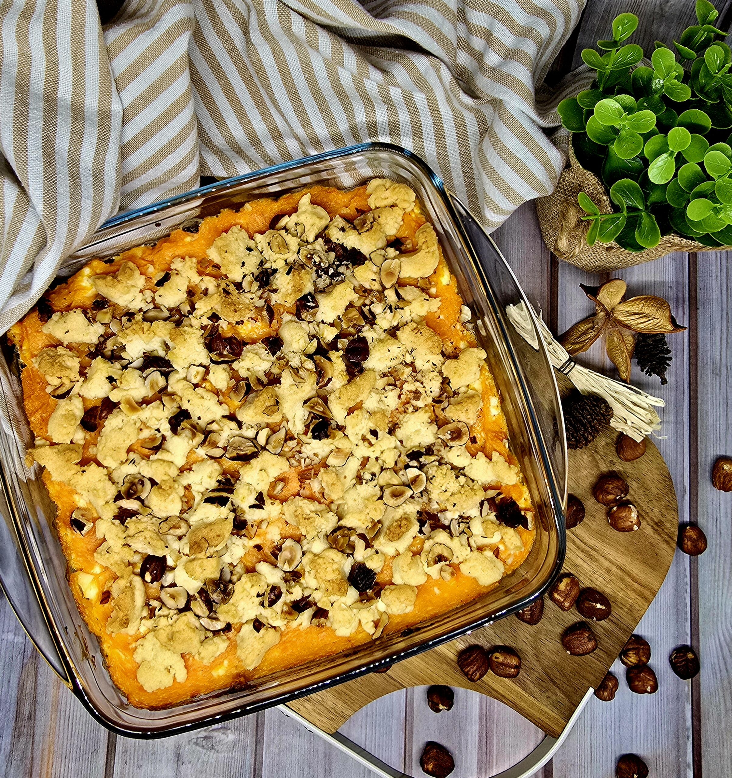 Crumble de patates douces, fêta et noisettes