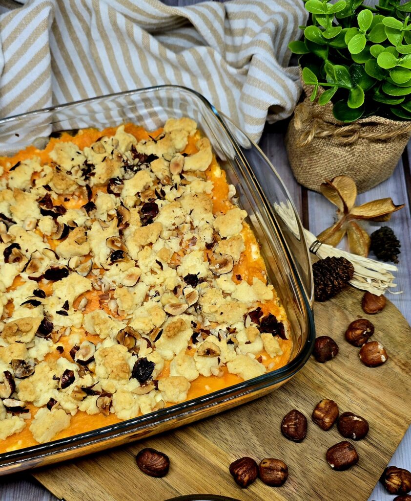 Crumble de patates douces, fêta et noisettes
