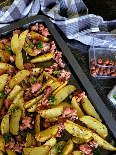 Frites au four et chair à saucisse grillée