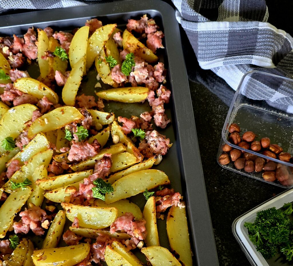 Frites au four et chair à saucisse grillée