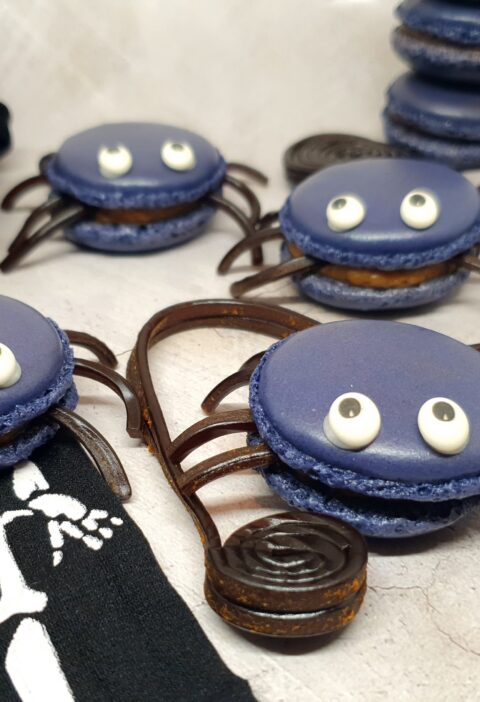 Macarons réglisse d’Halloween en forme d’araignées