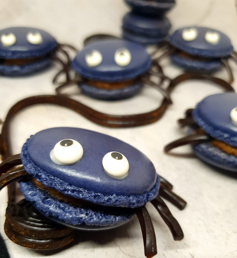 Macarons réglisse d’Halloween en forme d’araignées 1 Macarons réglisse d’Halloween en forme d’araignées