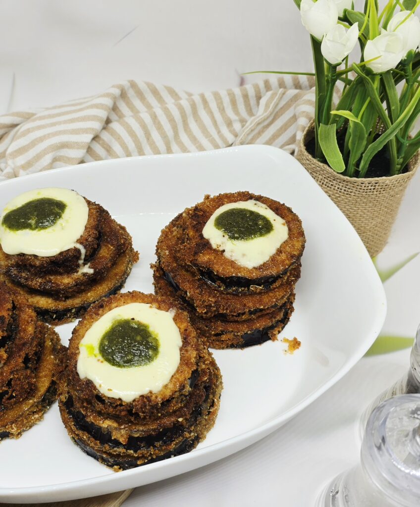 Mille feuille d'aubergines panées à la mozzarella et au pesto
