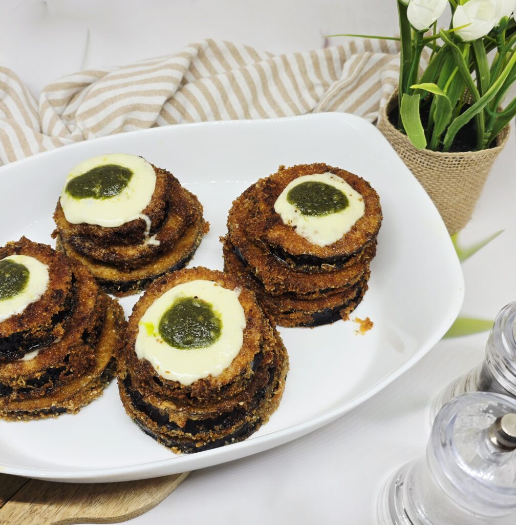 Mille feuille d'aubergines panées à la mozzarella et au pesto