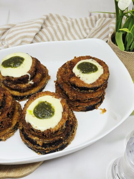 Mille feuille d'aubergines panées à la mozzarella et au pesto