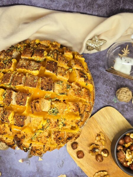 Pain hérisson au cheddar et aux herbes – Recette apéritive facile et gourmande
