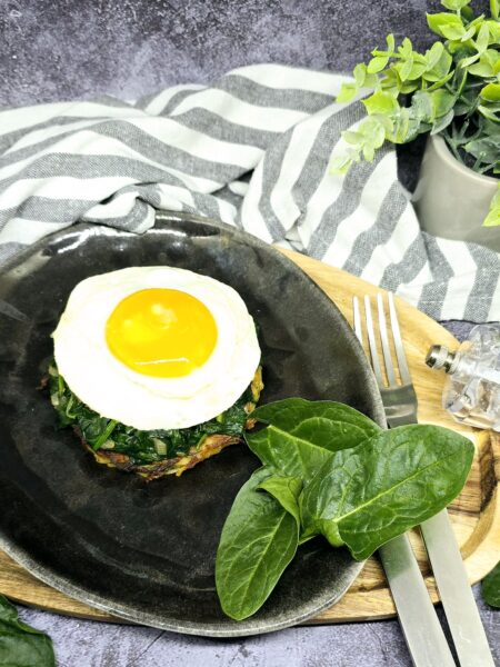 Pancakes de pommes de terre, épinards et œuf faciles et gourmands