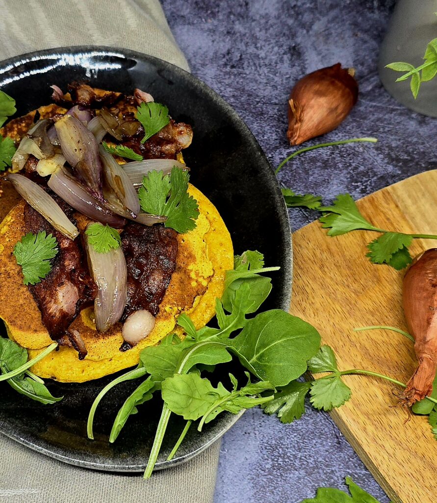 Pancakes de pois chiches, lard et échalotes confites