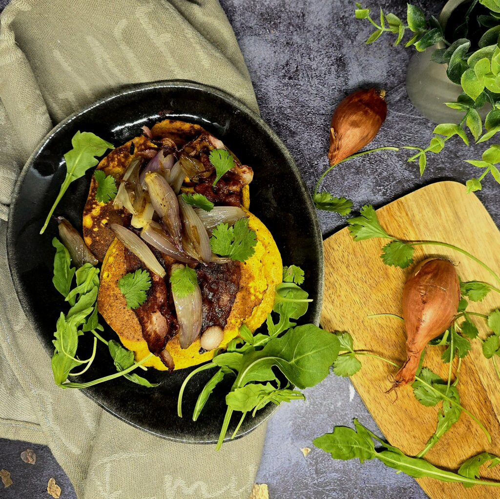 Pancakes de pois chiches, lard et échalotes confites