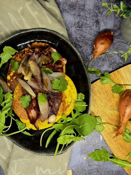 Pancakes de pois chiches, lard et échalotes confites